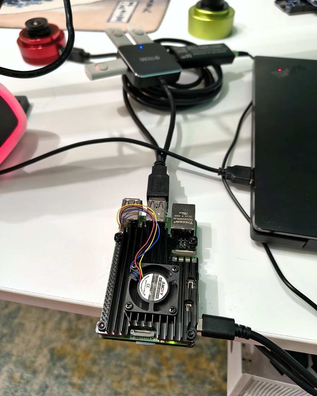 Raspberry Pi con dissipatore, ventola e cavi collegati